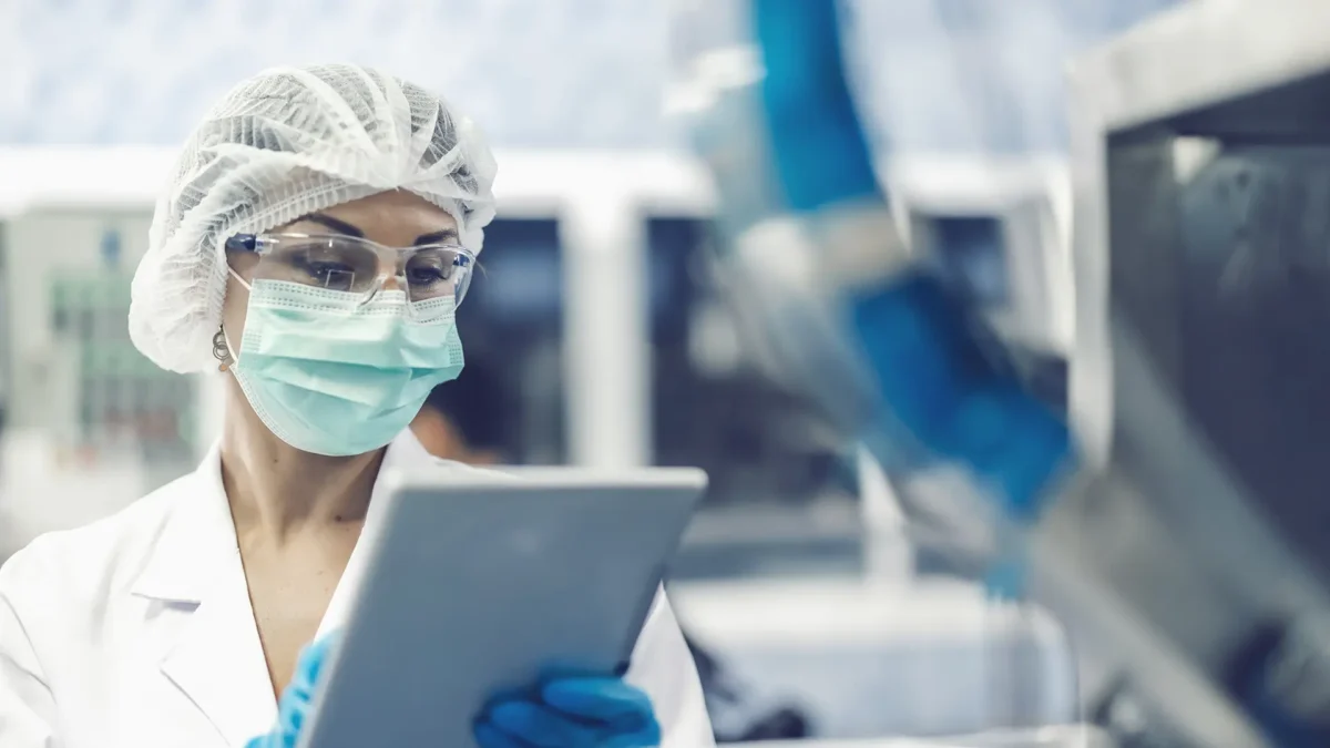 Hygienic women work in a science laboratory